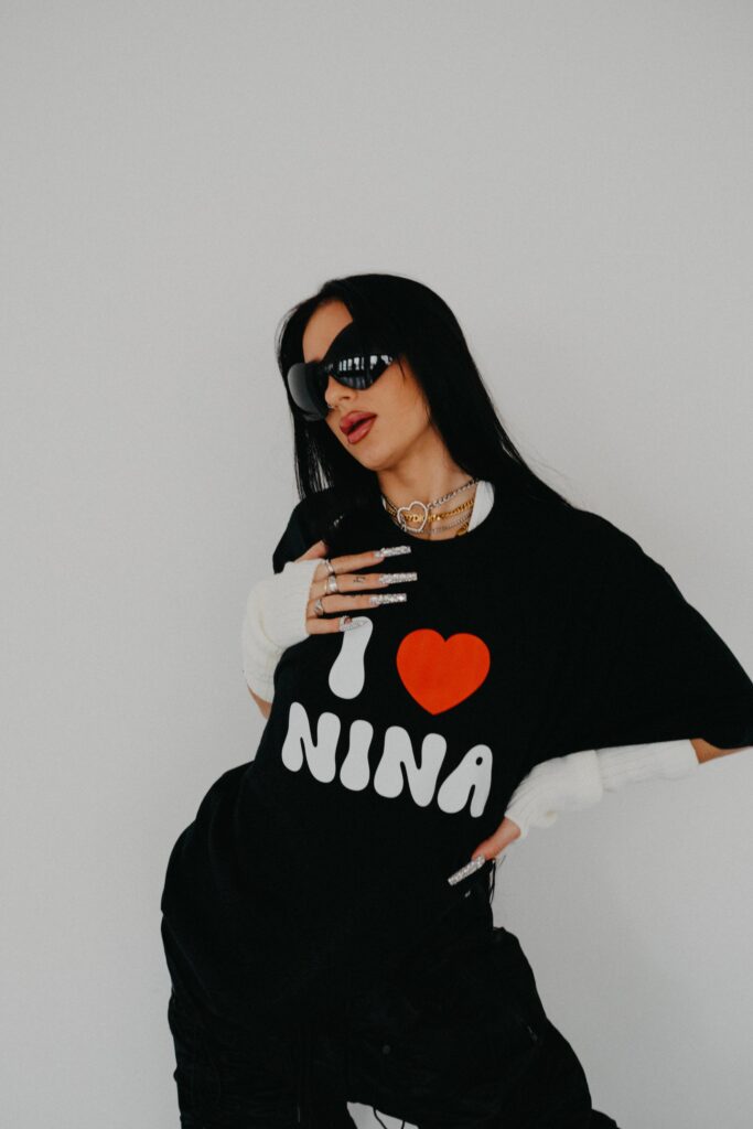 NINA TEE - BLACK - Image 5