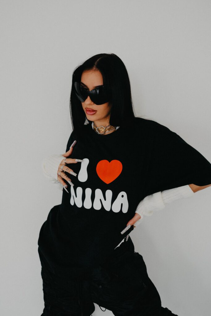NINA TEE - BLACK - Image 4
