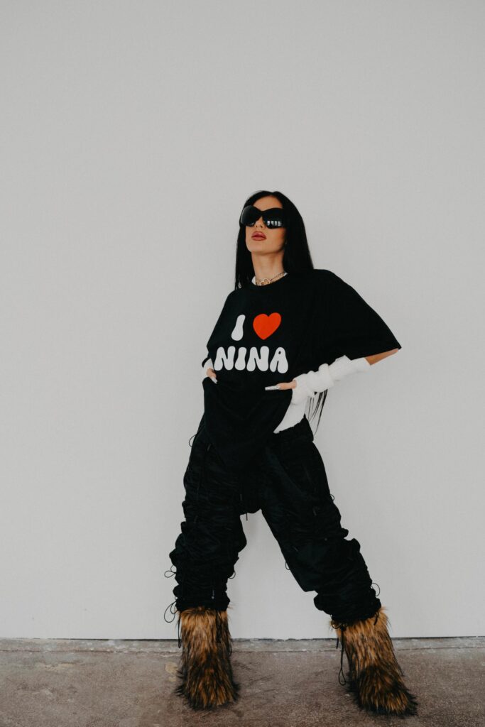 NINA TEE - BLACK - Image 3