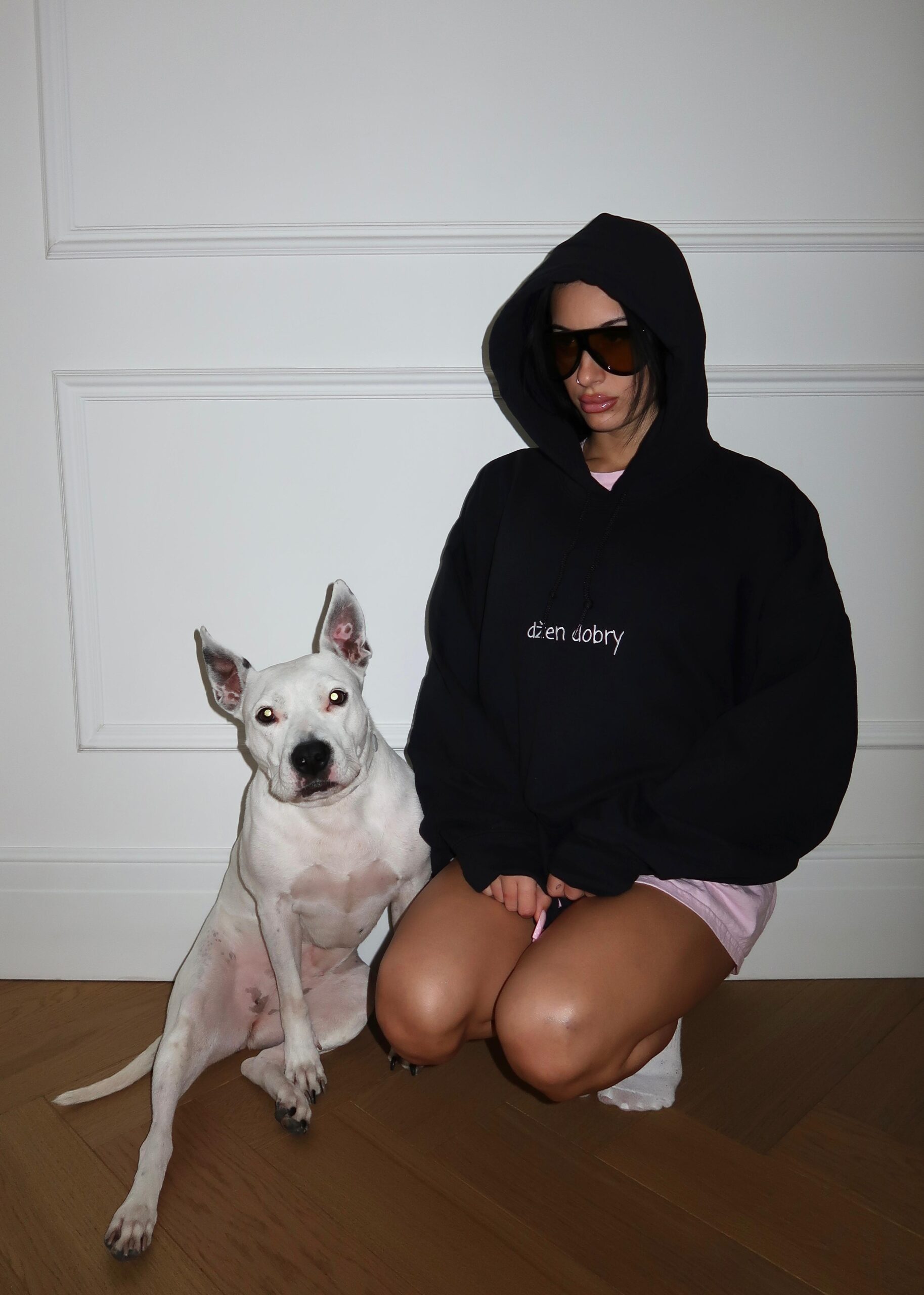 "DŽEN DOBRY" HOODIE - BLACK – Obrázok 3